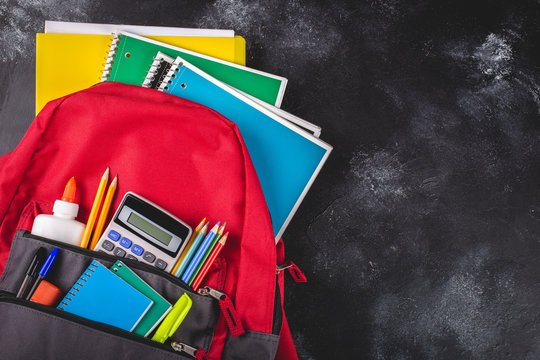 مستلزمات مدرسية جديدة للأطفال